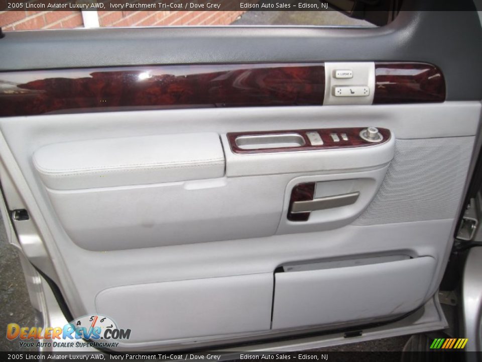 2005 Lincoln Aviator Luxury AWD Ivory Parchment Tri-Coat / Dove Grey Photo #28