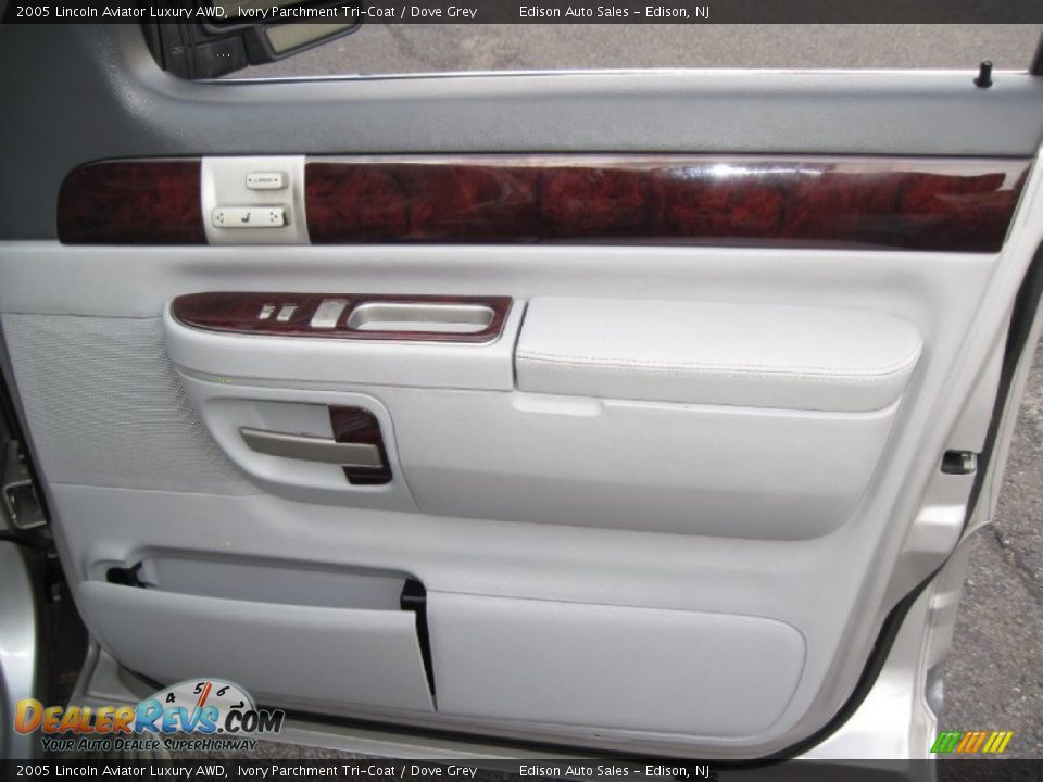2005 Lincoln Aviator Luxury AWD Ivory Parchment Tri-Coat / Dove Grey Photo #30