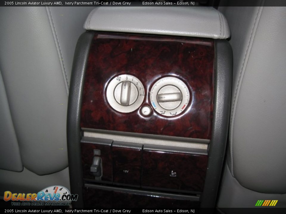 2005 Lincoln Aviator Luxury AWD Ivory Parchment Tri-Coat / Dove Grey Photo #31