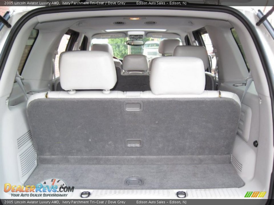 2005 Lincoln Aviator Luxury AWD Ivory Parchment Tri-Coat / Dove Grey Photo #32