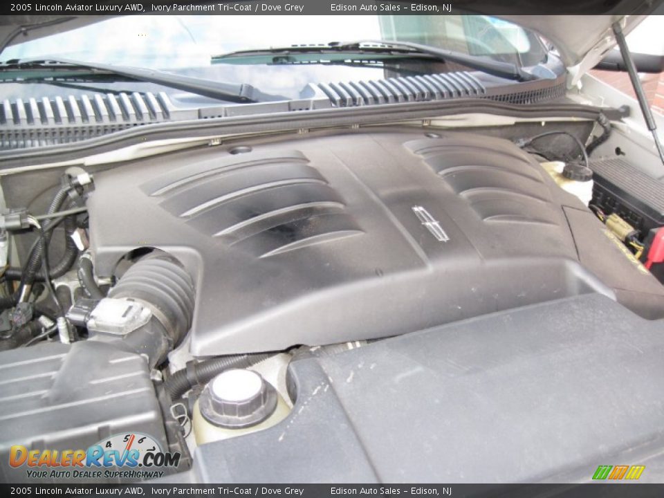 2005 Lincoln Aviator Luxury AWD Ivory Parchment Tri-Coat / Dove Grey Photo #33