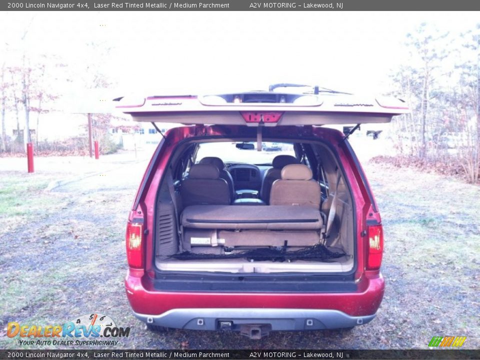 2000 Lincoln Navigator 4x4 Laser Red Tinted Metallic / Medium Parchment Photo #11