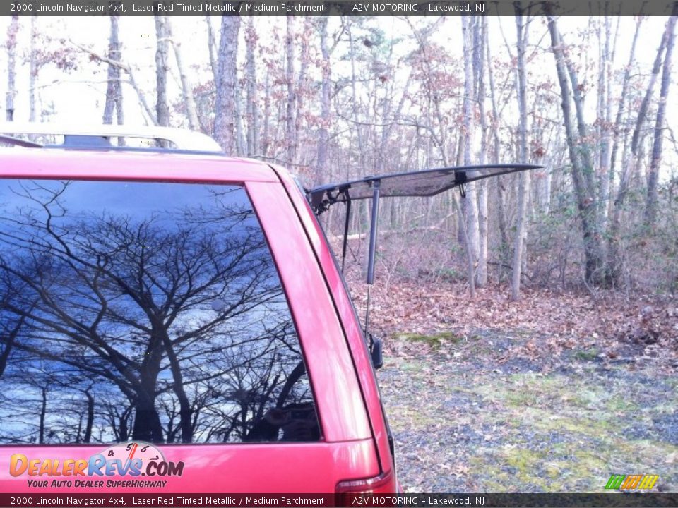 2000 Lincoln Navigator 4x4 Laser Red Tinted Metallic / Medium Parchment Photo #12