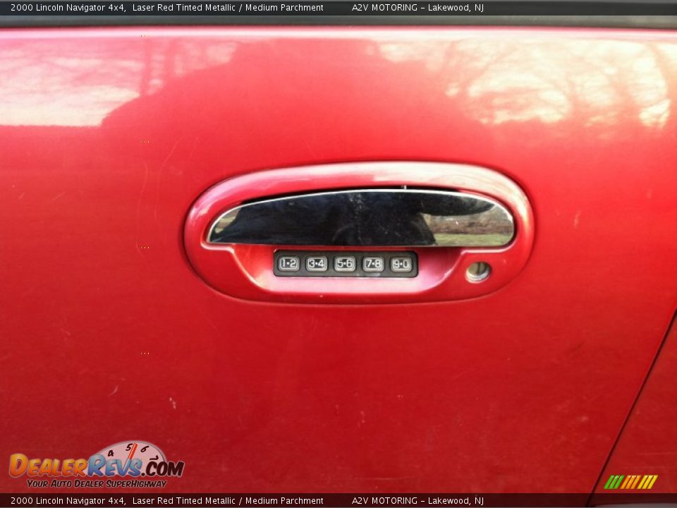 2000 Lincoln Navigator 4x4 Laser Red Tinted Metallic / Medium Parchment Photo #15