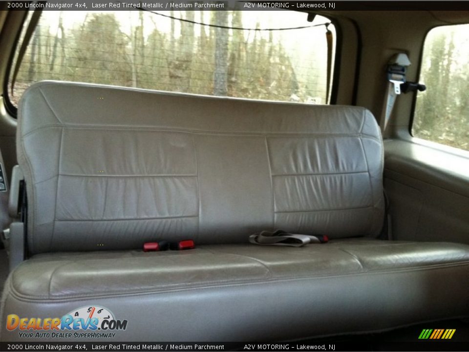 2000 Lincoln Navigator 4x4 Laser Red Tinted Metallic / Medium Parchment Photo #25