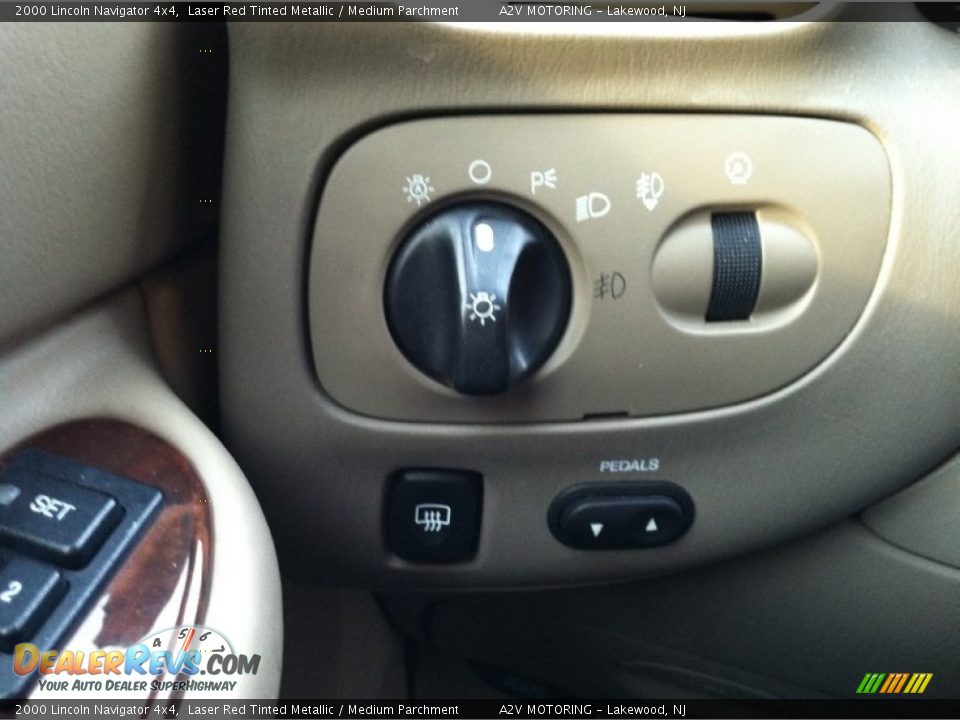 2000 Lincoln Navigator 4x4 Laser Red Tinted Metallic / Medium Parchment Photo #28