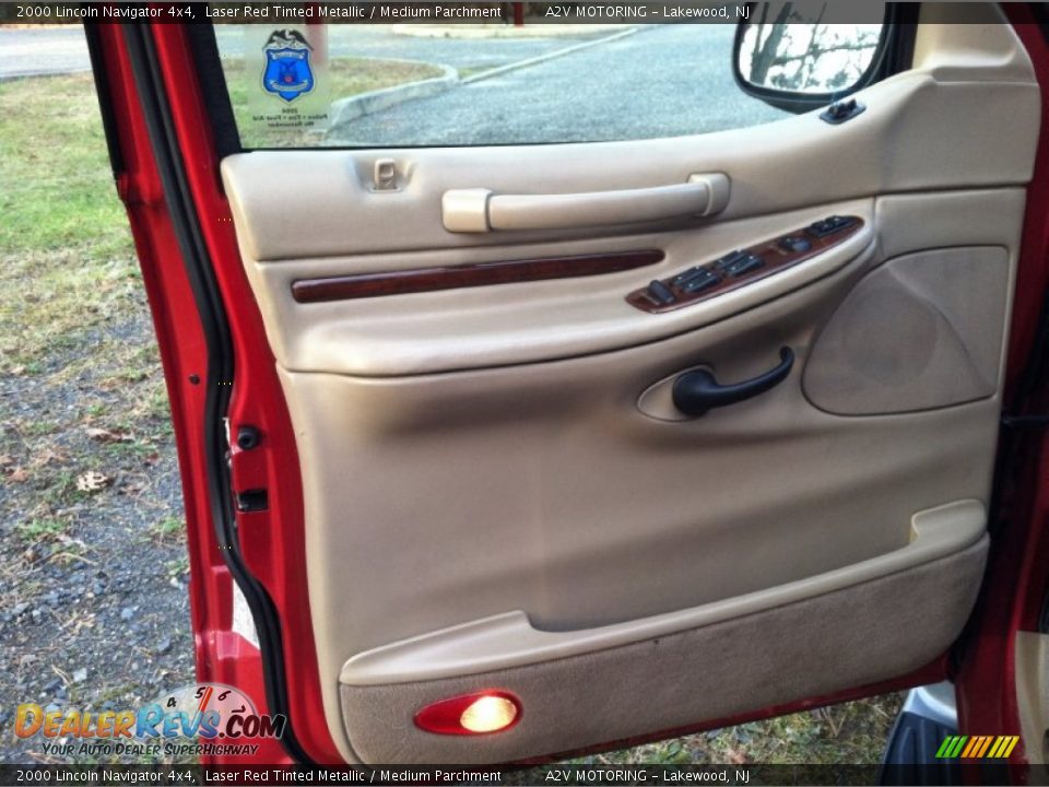 2000 Lincoln Navigator 4x4 Laser Red Tinted Metallic / Medium Parchment Photo #30
