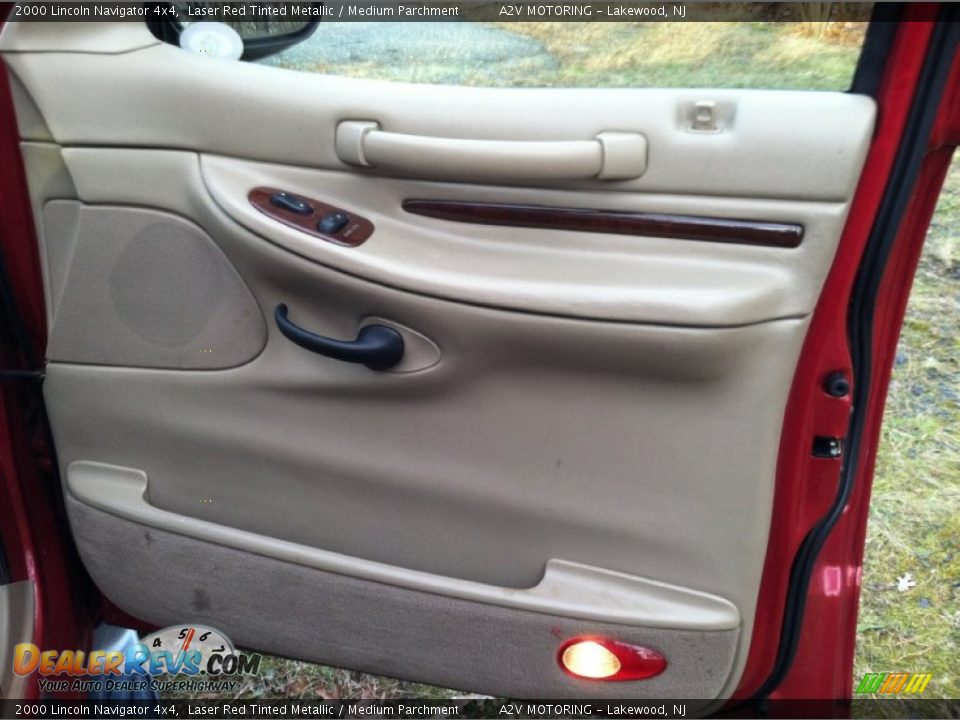 2000 Lincoln Navigator 4x4 Laser Red Tinted Metallic / Medium Parchment Photo #31