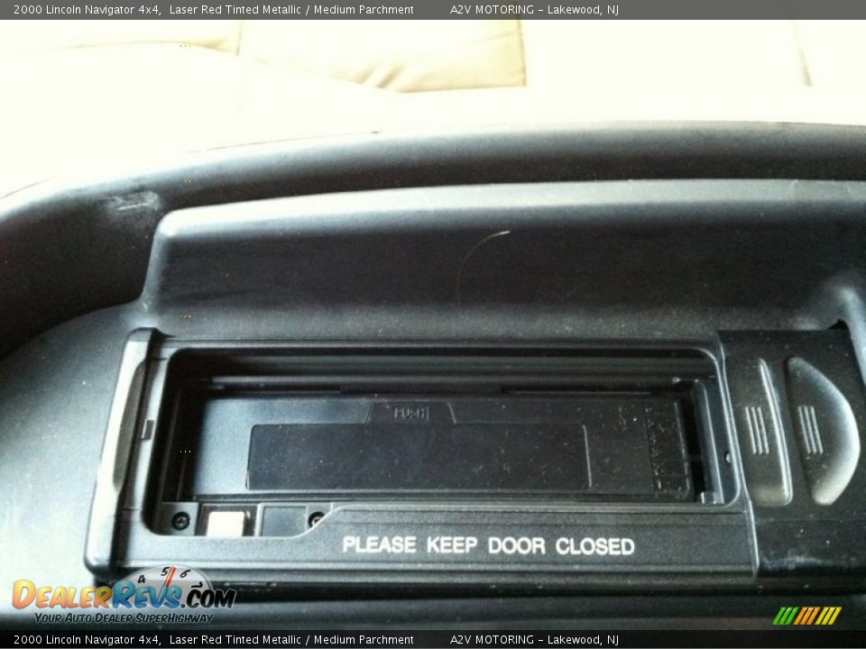 2000 Lincoln Navigator 4x4 Laser Red Tinted Metallic / Medium Parchment Photo #34