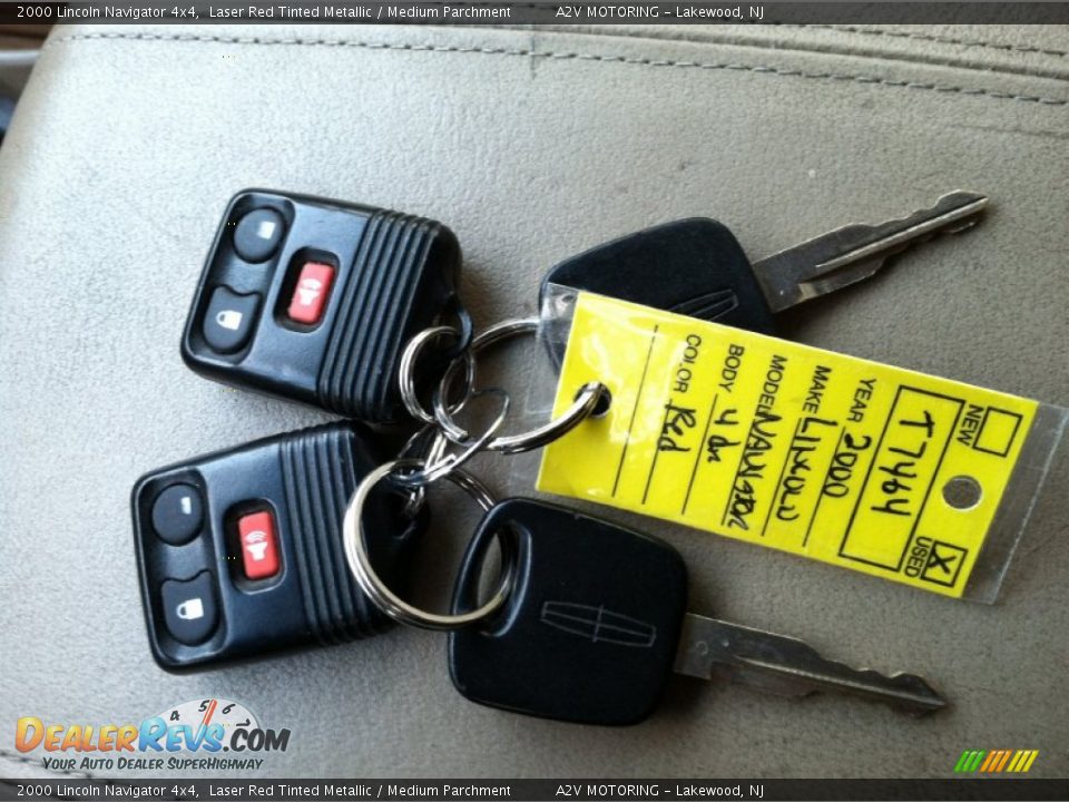 2000 Lincoln Navigator 4x4 Laser Red Tinted Metallic / Medium Parchment Photo #35
