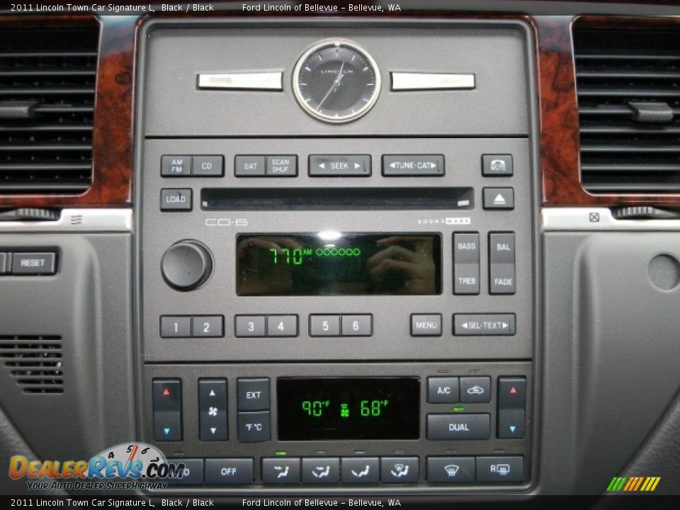 Controls of 2011 Lincoln Town Car Signature L Photo #9