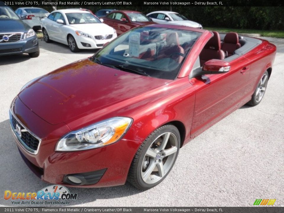 Front 3/4 View of 2011 Volvo C70 T5 Photo #7