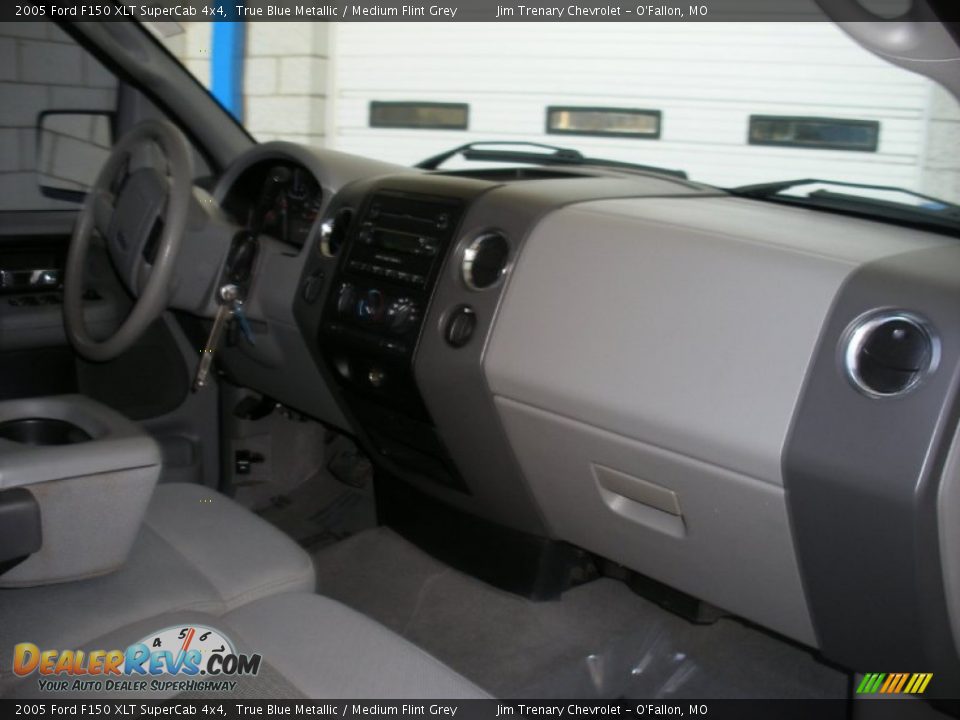 2005 Ford F150 XLT SuperCab 4x4 True Blue Metallic / Medium Flint Grey Photo #22