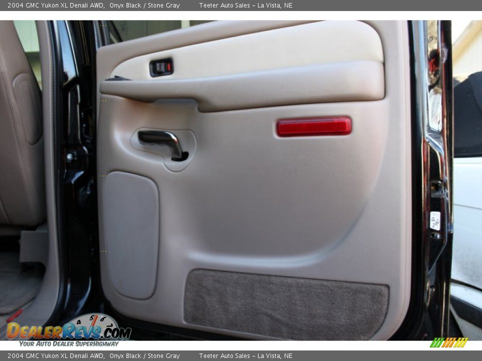 2004 GMC Yukon XL Denali AWD Onyx Black / Stone Gray Photo #18