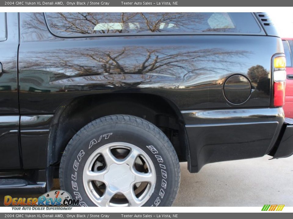 2004 GMC Yukon XL Denali AWD Onyx Black / Stone Gray Photo #28