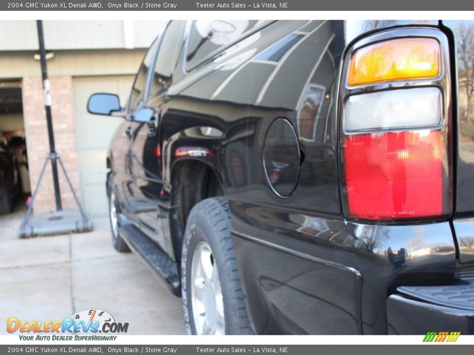 2004 GMC Yukon XL Denali AWD Onyx Black / Stone Gray Photo #29