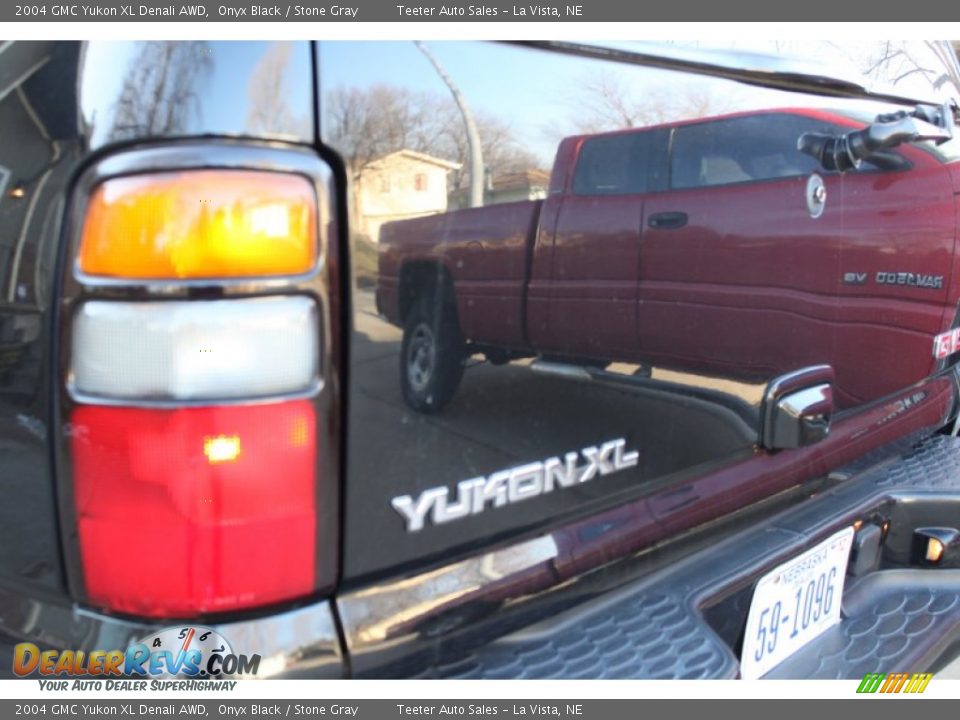 2004 GMC Yukon XL Denali AWD Onyx Black / Stone Gray Photo #30