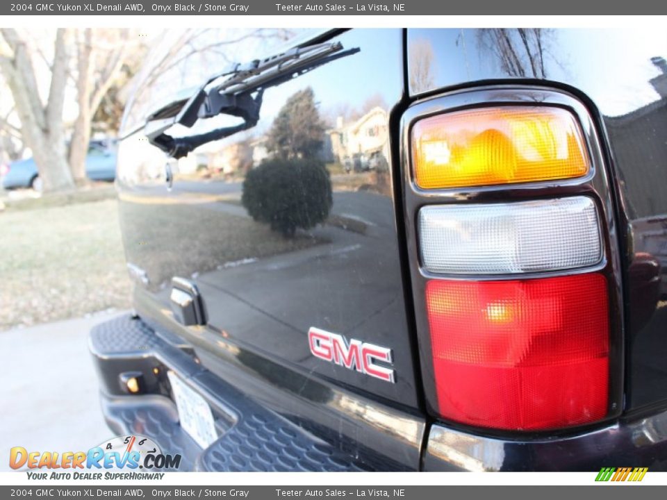 2004 GMC Yukon XL Denali AWD Onyx Black / Stone Gray Photo #32