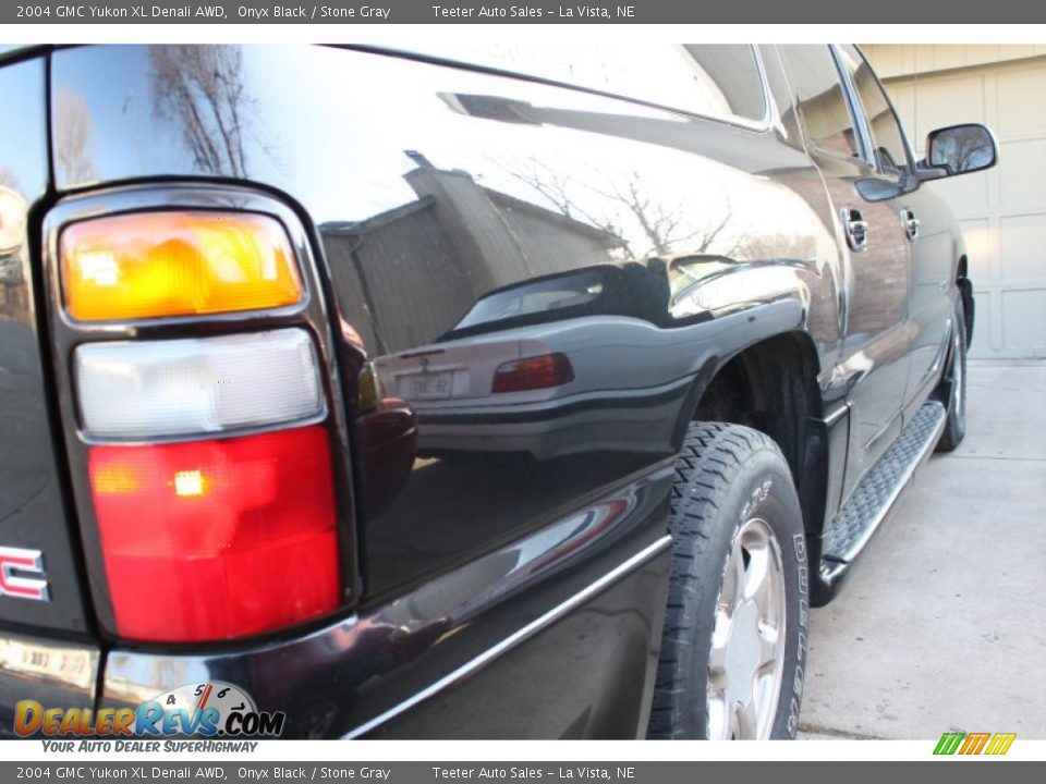 2004 GMC Yukon XL Denali AWD Onyx Black / Stone Gray Photo #33