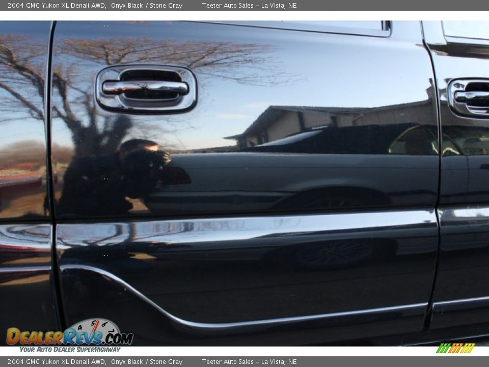 2004 GMC Yukon XL Denali AWD Onyx Black / Stone Gray Photo #35