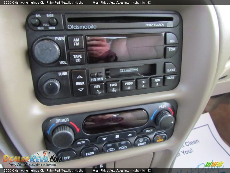 Controls of 2000 Oldsmobile Intrigue GL Photo #19