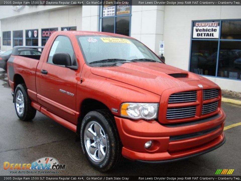 Front 3/4 View of 2005 Dodge Ram 1500 SLT Daytona Regular Cab 4x4 Photo #2