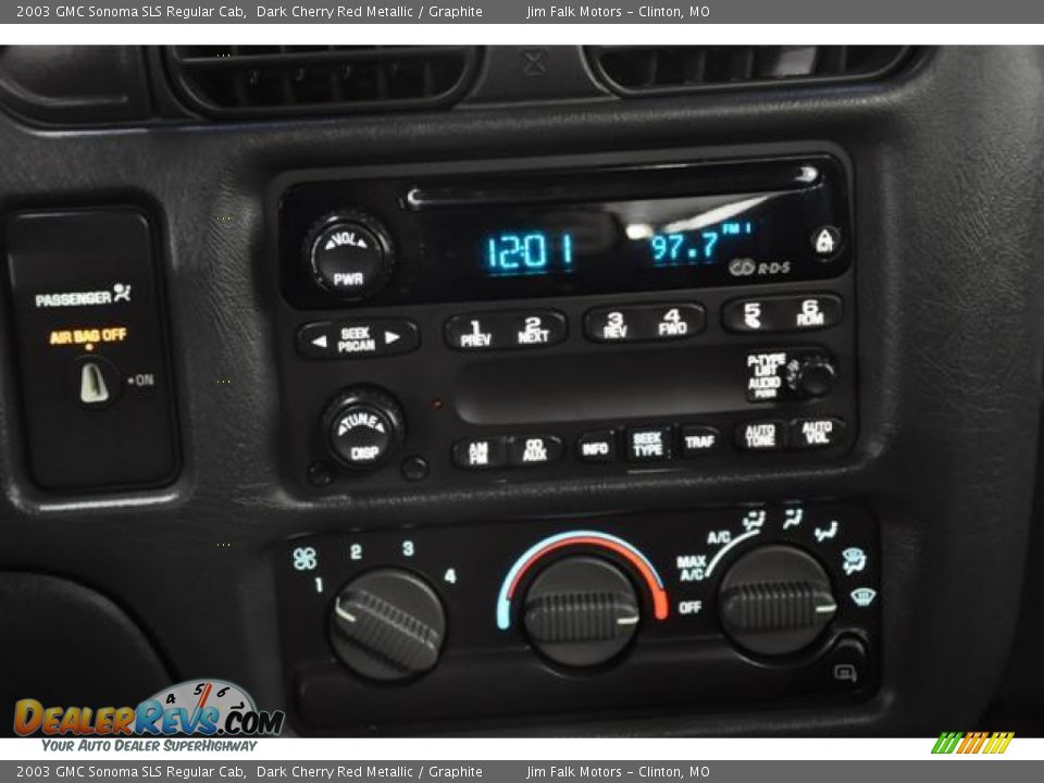 Audio System of 2003 GMC Sonoma SLS Regular Cab Photo #14