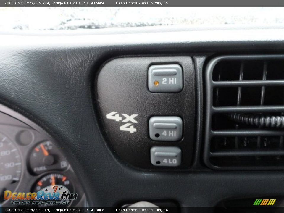 Controls of 2001 GMC Jimmy SLS 4x4 Photo #15