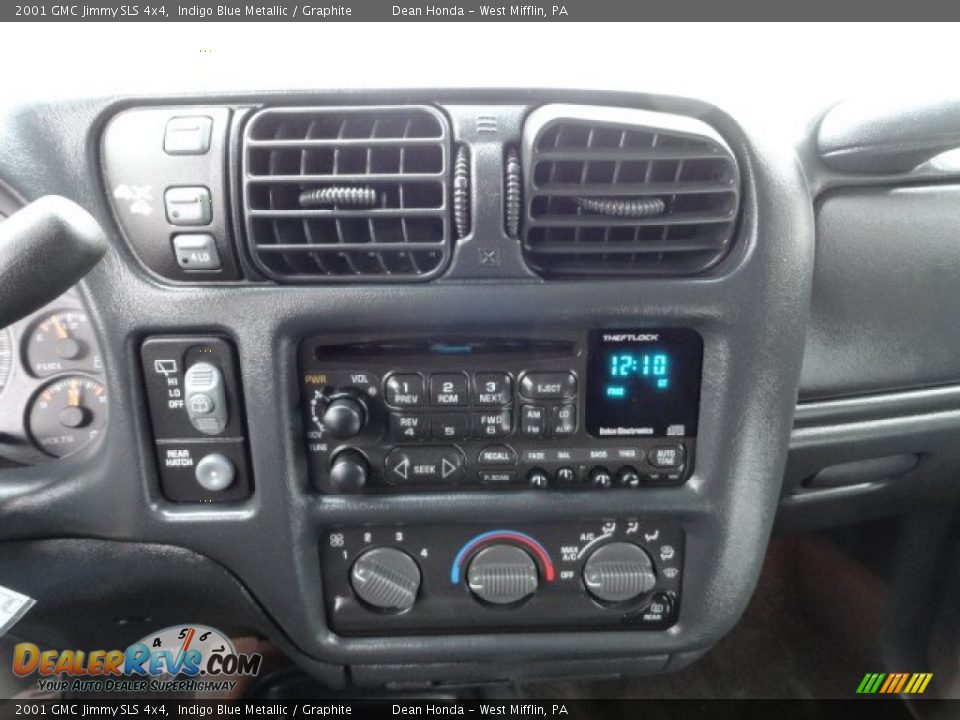Audio System of 2001 GMC Jimmy SLS 4x4 Photo #18