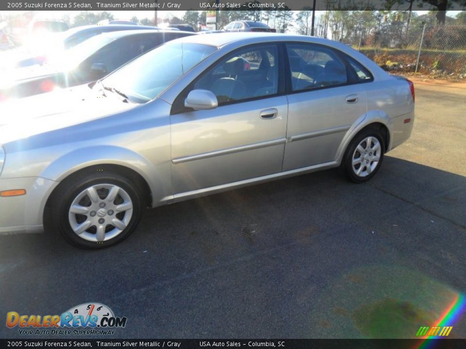 2005 Suzuki Forenza S Sedan Titanium Silver Metallic / Gray Photo #3