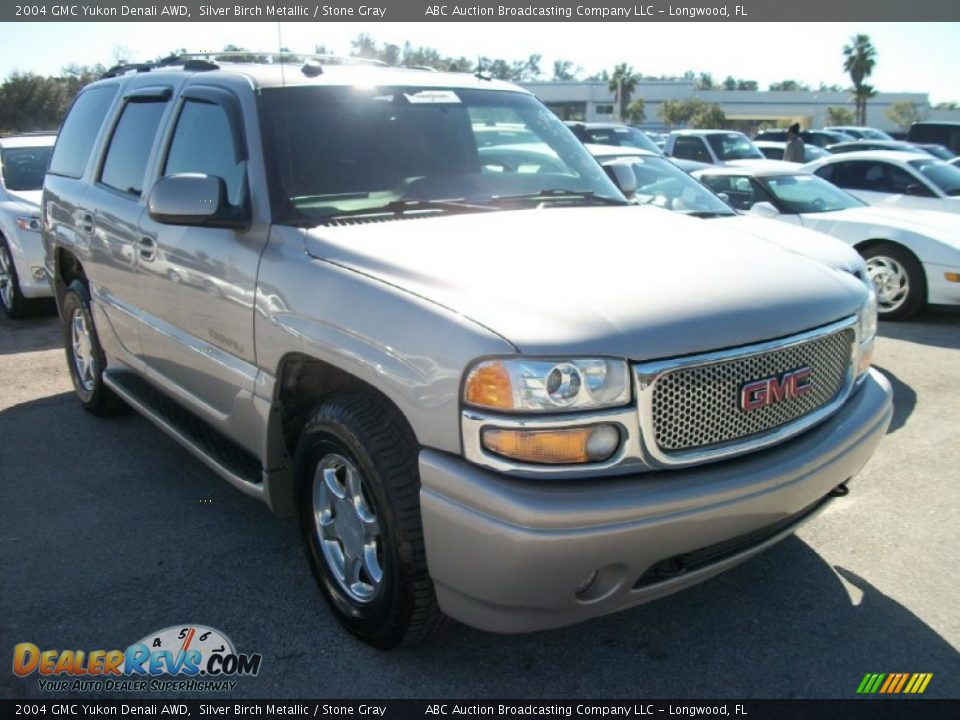 2004 GMC Yukon Denali AWD Silver Birch Metallic / Stone Gray Photo #17