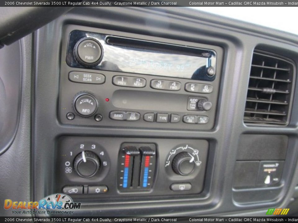 Controls of 2006 Chevrolet Silverado 3500 LT Regular Cab 4x4 Dually Photo #11