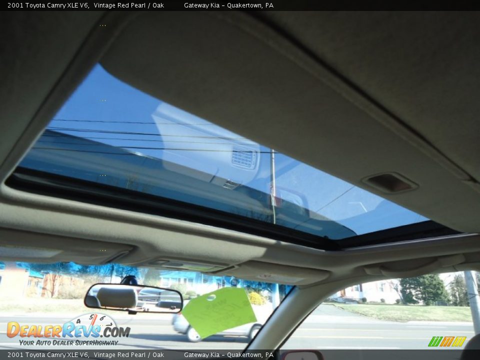 2001 Toyota Camry XLE V6 Vintage Red Pearl / Oak Photo #23