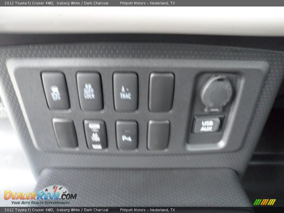 2012 Toyota FJ Cruiser 4WD Iceberg White / Dark Charcoal Photo #32