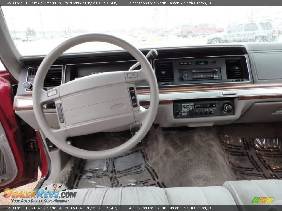 Dashboard of 1990 Ford LTD Crown Victoria LX Photo #8