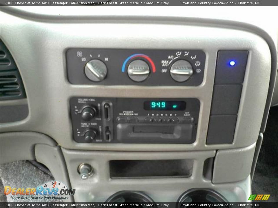 Controls of 2000 Chevrolet Astro AWD Passenger Conversion Van Photo #8