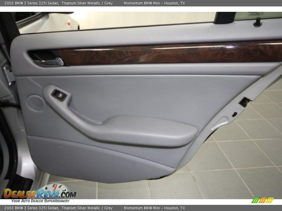 2003 BMW 3 Series 325i Sedan Titanium Silver Metallic / Grey Photo #34