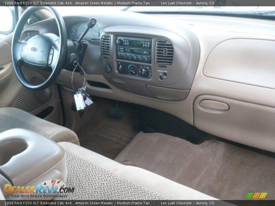 Dashboard of 1999 Ford F150 XLT Extended Cab 4x4 Photo #16