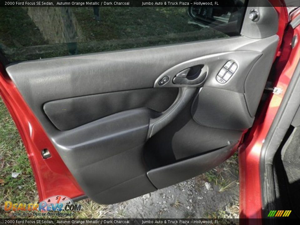 2000 Ford Focus SE Sedan Autumn Orange Metallic / Dark Charcoal Photo #16