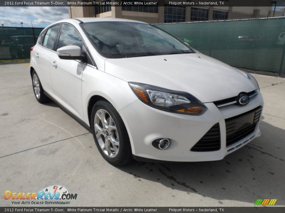 Front 3/4 View of 2012 Ford Focus Titanium 5-Door Photo #1