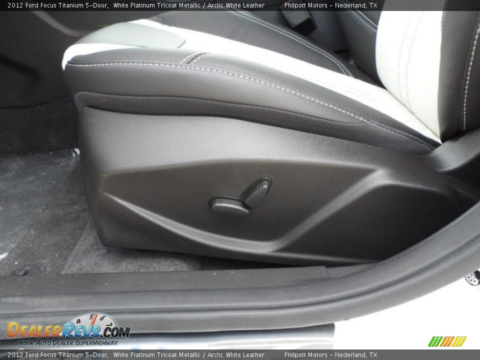 2012 Ford Focus Titanium 5-Door White Platinum Tricoat Metallic / Arctic White Leather Photo #25