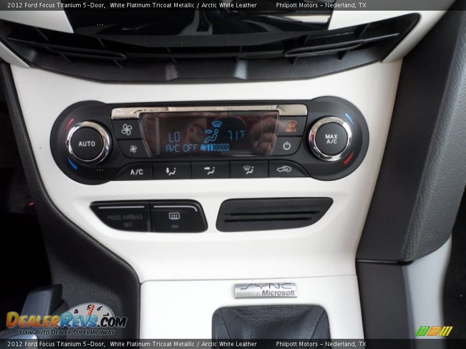 2012 Ford Focus Titanium 5-Door White Platinum Tricoat Metallic / Arctic White Leather Photo #29