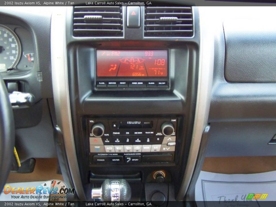 Controls of 2002 Isuzu Axiom XS Photo #25