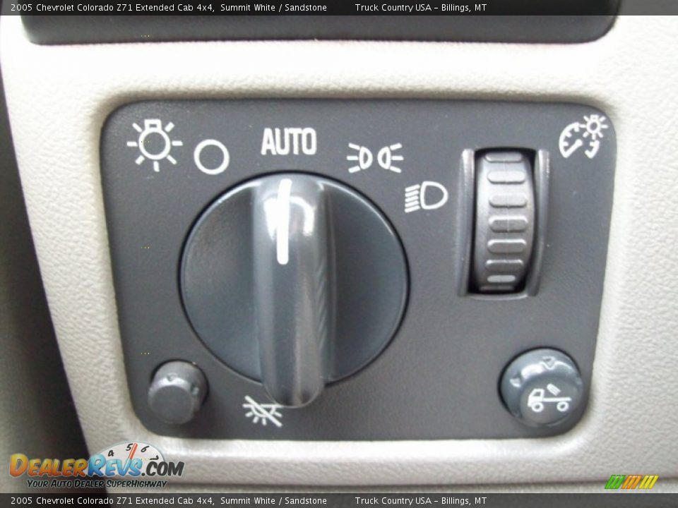 Controls of 2005 Chevrolet Colorado Z71 Extended Cab 4x4 Photo #8
