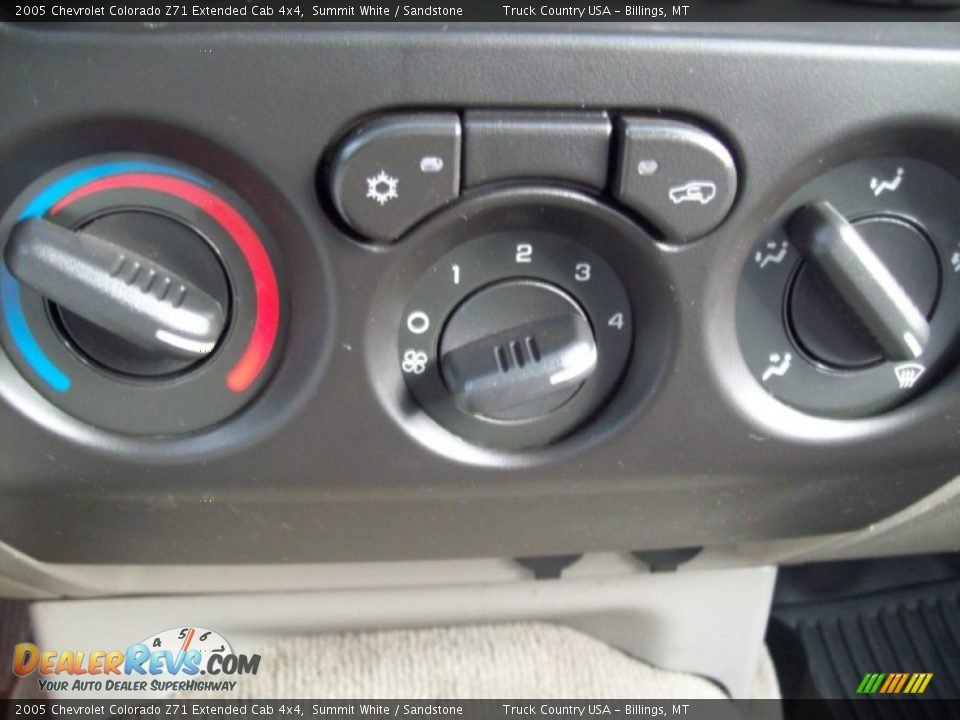 Controls of 2005 Chevrolet Colorado Z71 Extended Cab 4x4 Photo #14
