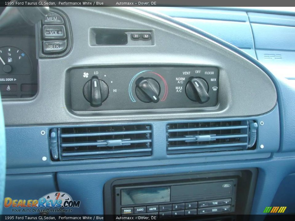 1995 Ford Taurus GL Sedan Performance White / Blue Photo #25