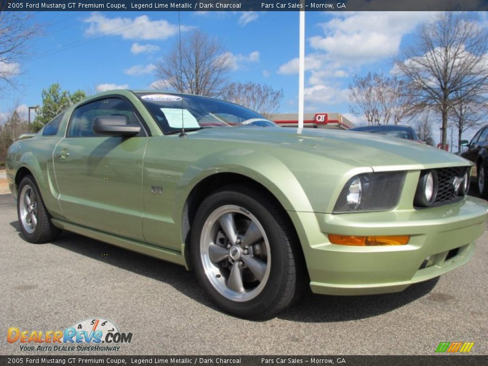 Front 3/4 View of 2005 Ford Mustang GT Premium Coupe Photo #4