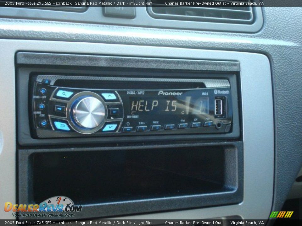 2005 Ford Focus ZX5 SES Hatchback Sangria Red Metallic / Dark Flint/Light Flint Photo #16