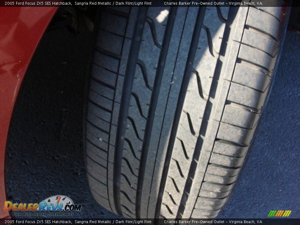 2005 Ford Focus ZX5 SES Hatchback Sangria Red Metallic / Dark Flint/Light Flint Photo #23