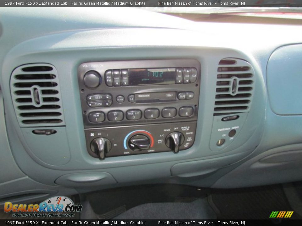 Controls of 1997 Ford F150 XL Extended Cab Photo #14